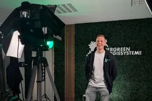 Technik hilft bei langen Erklär-Videos Igor Lang, Geschäftsführer von Evergreen Energiesysteme, nutzt den Teleprompter auf der Kamera..